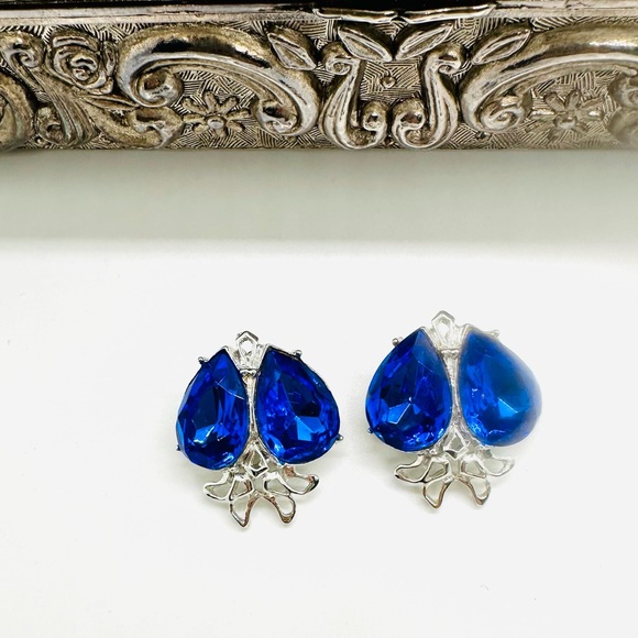 Vintage Blue Crystal Clip Earrings - Picture 11 of 12